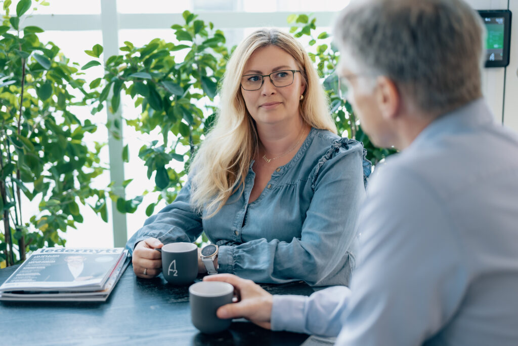 Dame og mann i samtale